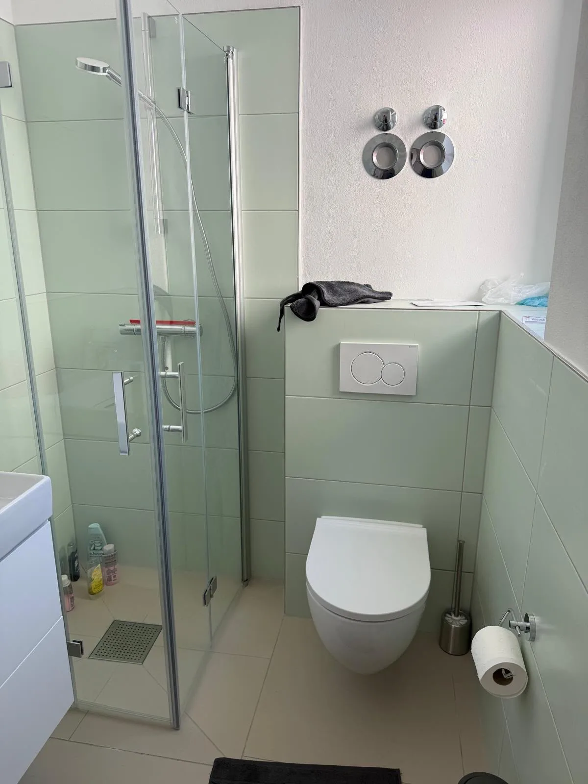 Fertiggestellter Duschbereich mit WC