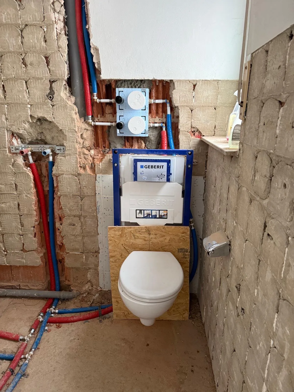 Badbereich während der Sanierung mit Vorwandinstallation und Leitungsführung