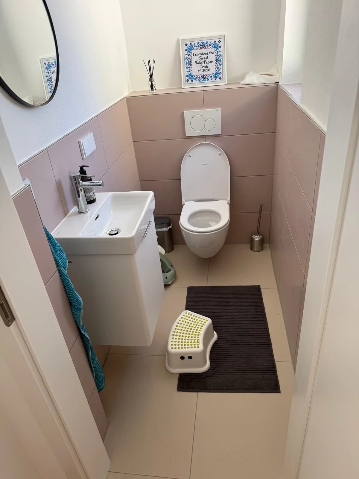 Fertiggestelltes separates WC mit Waschtisch