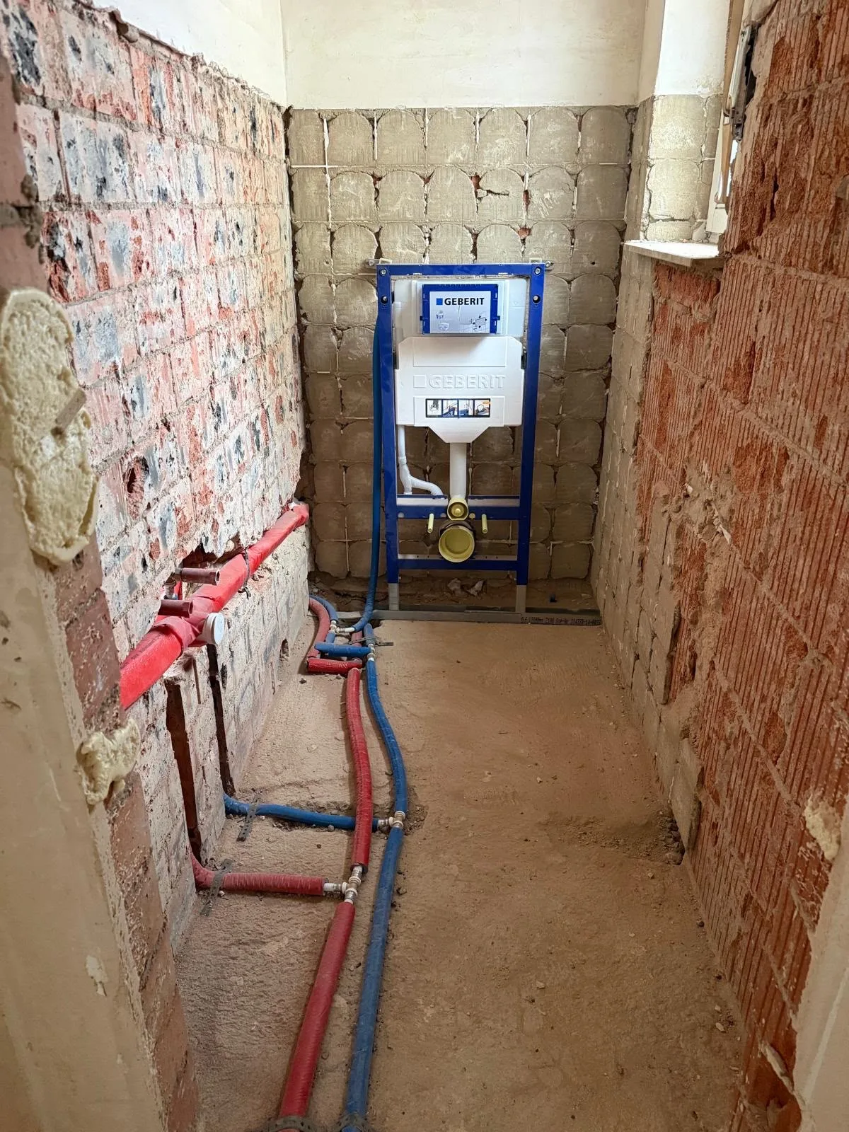 Separater WC-Raum während der Sanierung mit freiliegendem Mauerwerk und Vorwandinstallation