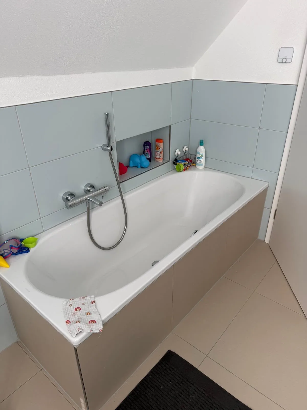 Fertiggestellter Badbereich mit Badewanne
